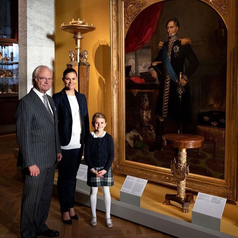 12. Oktober 2018 Mit einem niedlichen Lächeln posiert Estelle neben ihrer Mutter und ihrem Großvater vor einem Gemälde des fertigrenovierten Nationalmuseums in Stockholm. 12. Oktober 2018 Mit einem niedlichen Lächeln posiert Estelle neben ihrer Mutter und ihrem Großvater vor einem Gemälde des fertigrenovierten Nationalmuseums in Stockholm.