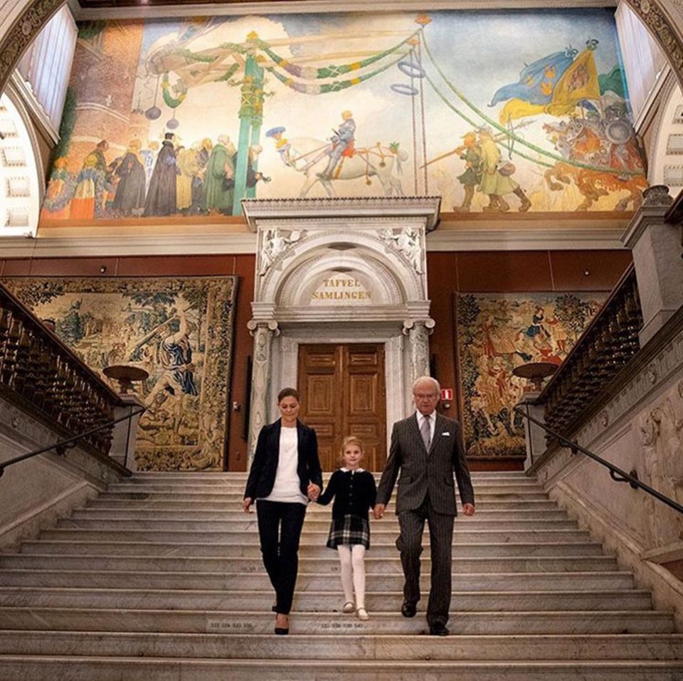 12. Oktober 2018 Prinzessin Victoria, Tochter Estelle und König Carl Gustaf betreten das frischrenovierte Nationalmuseum. Mehrere Tausend Objekte warten darauf besichtigt zu werden. Die kleine Prinzessin überrascht mit großem Kunstinteresse. Ein Kulturbanause ist sie ganz sicher nicht ... 12. Oktober 2018 Prinzessin Victoria, Tochter Estelle und König Carl Gustaf betreten das frischrenovierte Nationalmuseum. Mehrere Tausend Objekte warten darauf besichtigt zu werden. Die kleine Prinzessin überrascht mit großem Kunstinteresse. Ein Kulturbanause ist sie ganz sicher nicht ...