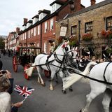 Viele hundert royale Fans säumen die Straßen von Windsor, um Prinzessin Eugenie und ihrem Jack winkend zu gratulieren.