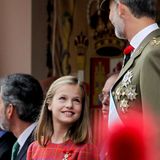 12. Oktober 2018   Das geht auch fröhlicher: Prinzessin Leonor und Papa Felipe lächeln sich während der Militärparade zu.