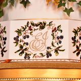 Und natürlich ist die Hochzeitstorte mit Eugenies und Jacks Initialien verziert.