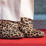 Leo-Wedges mit Klettverschluss? Was hat sich Königin Silvia bei dieser Schuhwahl bloß gedacht? 