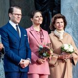 Prinzessin Victoria und Königin Silvia stellen bei der Wiedereröffnung des Nationalmuseums in Stockholm gewohnt ihr Stilbewusstsein unter Beweis. Das royale Mutter-Tochter-Gespann präsentiert sich in minimalistischen Looks. Einzig und allein Silvias Schuhe sprengen ein wenig den Rahmen ...  