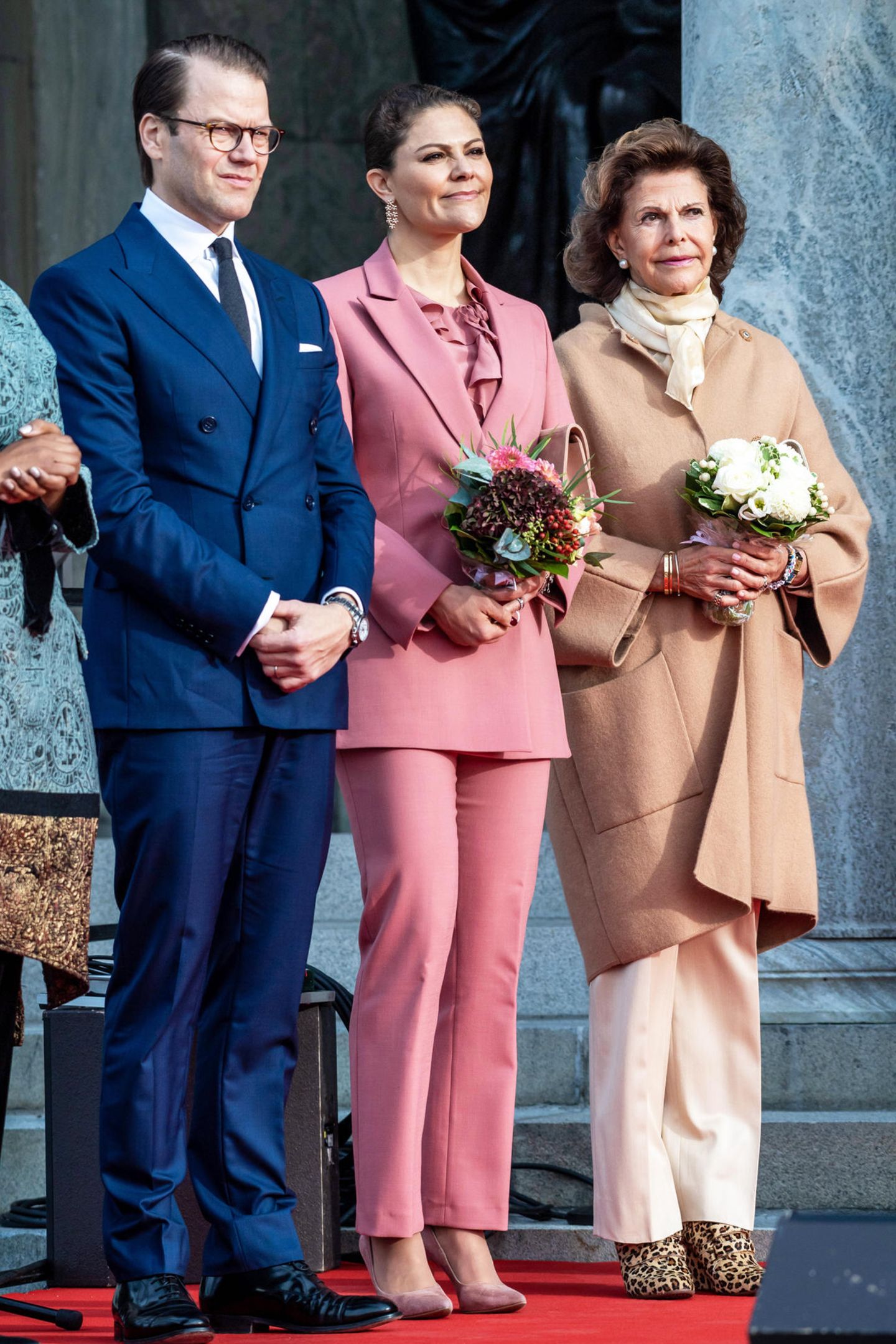 Prinzessin Victoria und Königin Silvia stellen bei der Wiedereröffnung des Nationalmuseums in Stockholm gewohnt ihr Stilbewusstsein unter Beweis. Das royale Mutter-Tochter-Gespann präsentiert sich in minimalistischen Looks. Einzig und allein Silvias Schuhe sprengen ein wenig den Rahmen ...  
