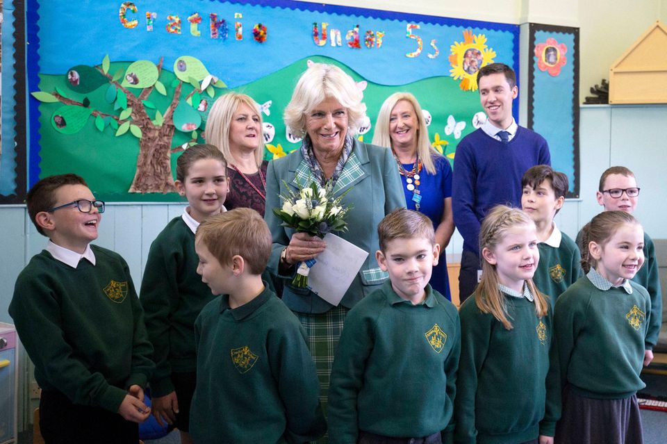 Hochzeit von Prinzessin Eugenie: Camilla umringt von Schülern Camilla umringt von Schülern