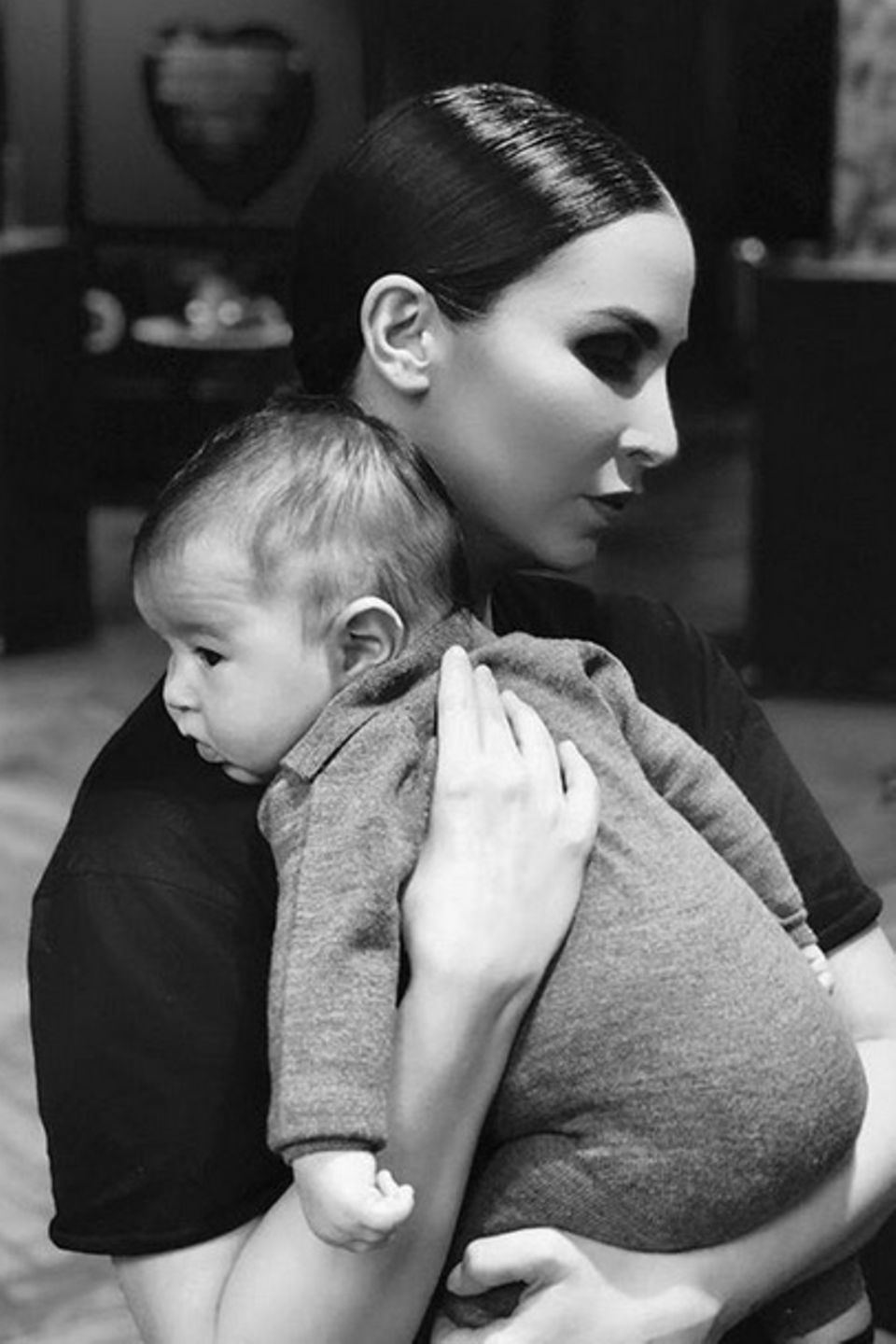 12. Oktober 2018  Auf Instagram teilt Sila Sahin dieses schöne Schwarz-Weiß-Foto und richtet dazu die liebevollen Worte "Trage dich bis ans Ende der Welt wenn es sein muss du bist mein Leben" an ihren Sohn.  