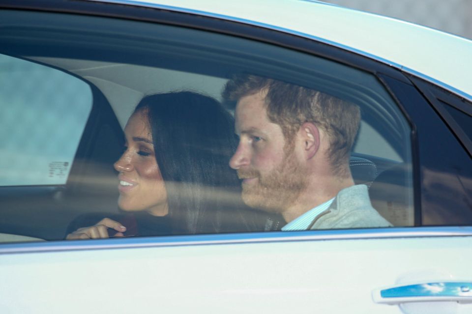 Während Prinz Harry etwas verschlafen aussieht, wirkt Herzogin Meghan frisch und bestens gelaunt Während Prinz Harry etwas verschlafen aussieht, wirkt Herzogin Meghan frisch und bestens gelaunt