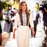 Beim Besuch der International Circassian Cultural Academy in Amman zeigt sich Königin Rania in einem luftigen Outfit. Viel Haut zeigt sie dank hochwertiger und leichter Materialien jedoch nicht. Zu einem Rock von Proenza Schouler kombiniert die Königin eine Bluse von Chloé. 