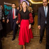 Lady in Red: Königin Rania glänzt in einem roten Midi-Rock und farblich abgestimmter Bluse bei ihrem Besuch des TRT World Forum in Istanbul. 