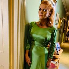 Sarah Ferguson, die Brautmutter,  zeigt auf Instagram ihr Kleid für die Abendveranstaltung der Hochzeit ihrer Tochter Prinzessin Eugenie. Schon tagsüber hatte sie sich für Grün entschieden.