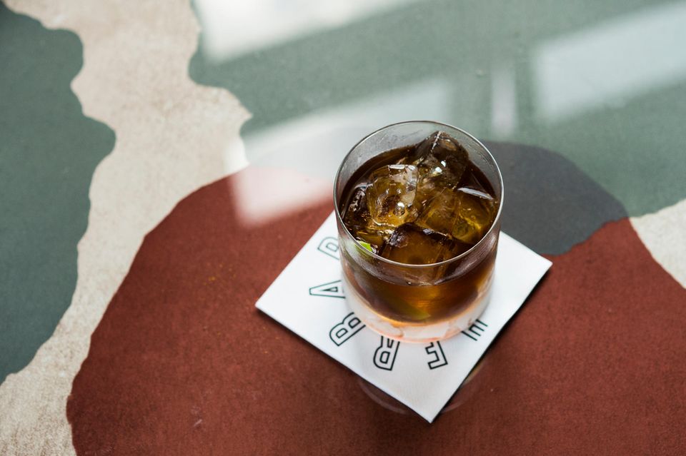 Foodies on Tour: Der "High Spirit" aus der Kategorie Holz mit Bourbon, Brandy, Sherry, Aromatic Bitter und Apfel Der "High Spirit" aus der Kategorie Holz mit Bourbon, Brandy, Sherry, Aromatic Bitter und Apfel