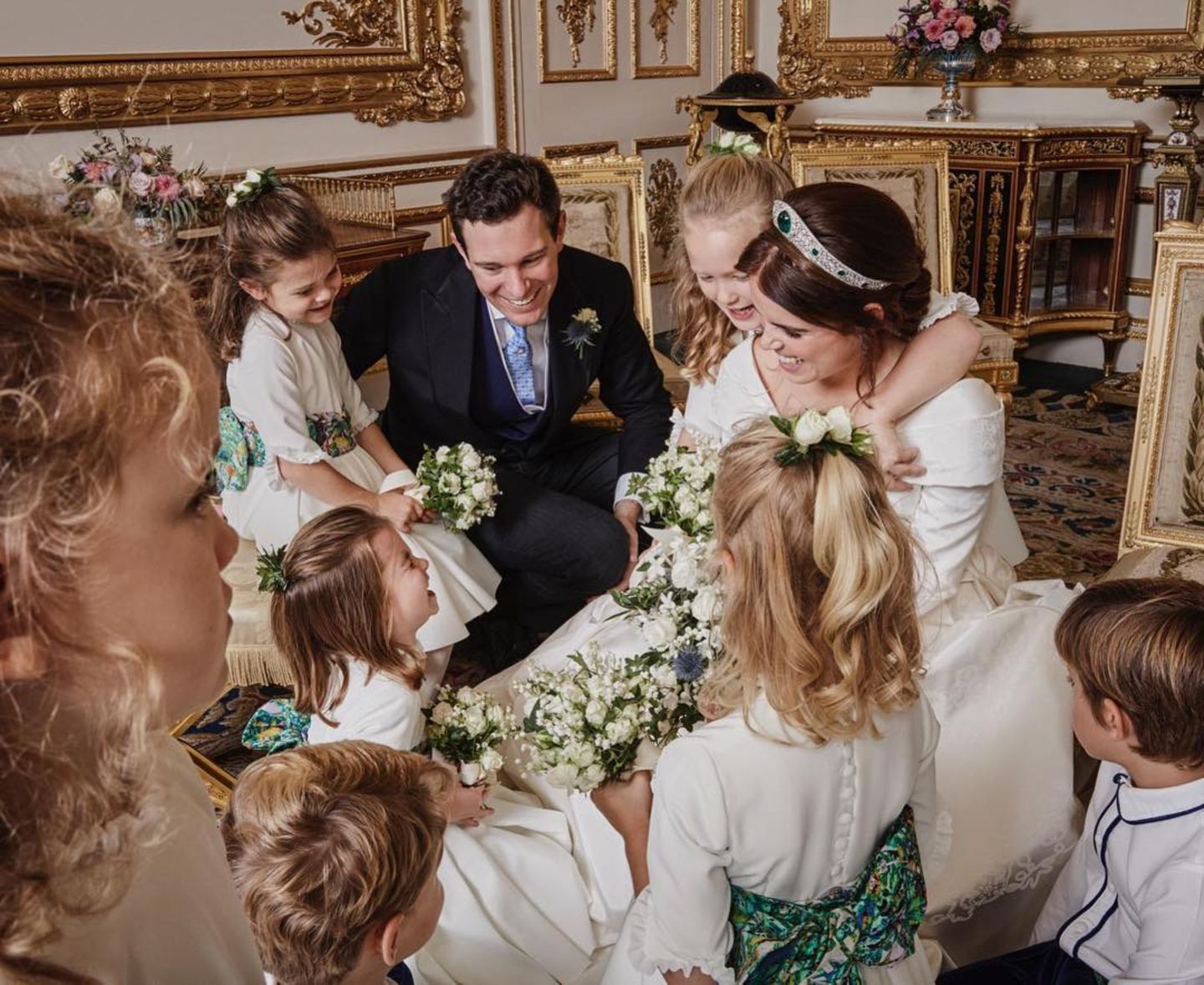 Mit diesem  zauberhaften Schnappschuss möchten sich Prinzessin Eugenie und ihr Ehemann Jack Brooksbank bei allen bedanken, die den Hochzeitstag so besonders gemacht haben. Zu sehen ist das frisch vermählte Paar mit den vielen kleinen Blumenmädchen und Pagen. 