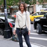 Beine bis zum Himmel – ein Schönheitsideal, das so manche Frau verfolgt. Auch Katie Holmes liebt es, ihre schlanken Beine in Szene zu setzen und hat sogar noch einen praktischen Trick parat: Denn um ihre Beine optisch noch etwas zu verlängern, trägt die 1,75 Meter große Schauspielerin sogenannte "Split-Front Booties" zum Filmmaker Lunch in New York. Die schwarzen Samt-Stiefeletten von Gianvito Rossi sind für 750 Euro sogar noch in einigen Größen zu haben!