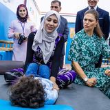 17. Oktober 2018  Prinzessin Victoria besucht während ihrer Reise nach Jordanien eine Einrichtung für Menschen mit körperlicher Behinderung. Dabei zeigt sich die Kronprinzessin von ihrer lustigen Seite und albert mit den Kindern herum. 