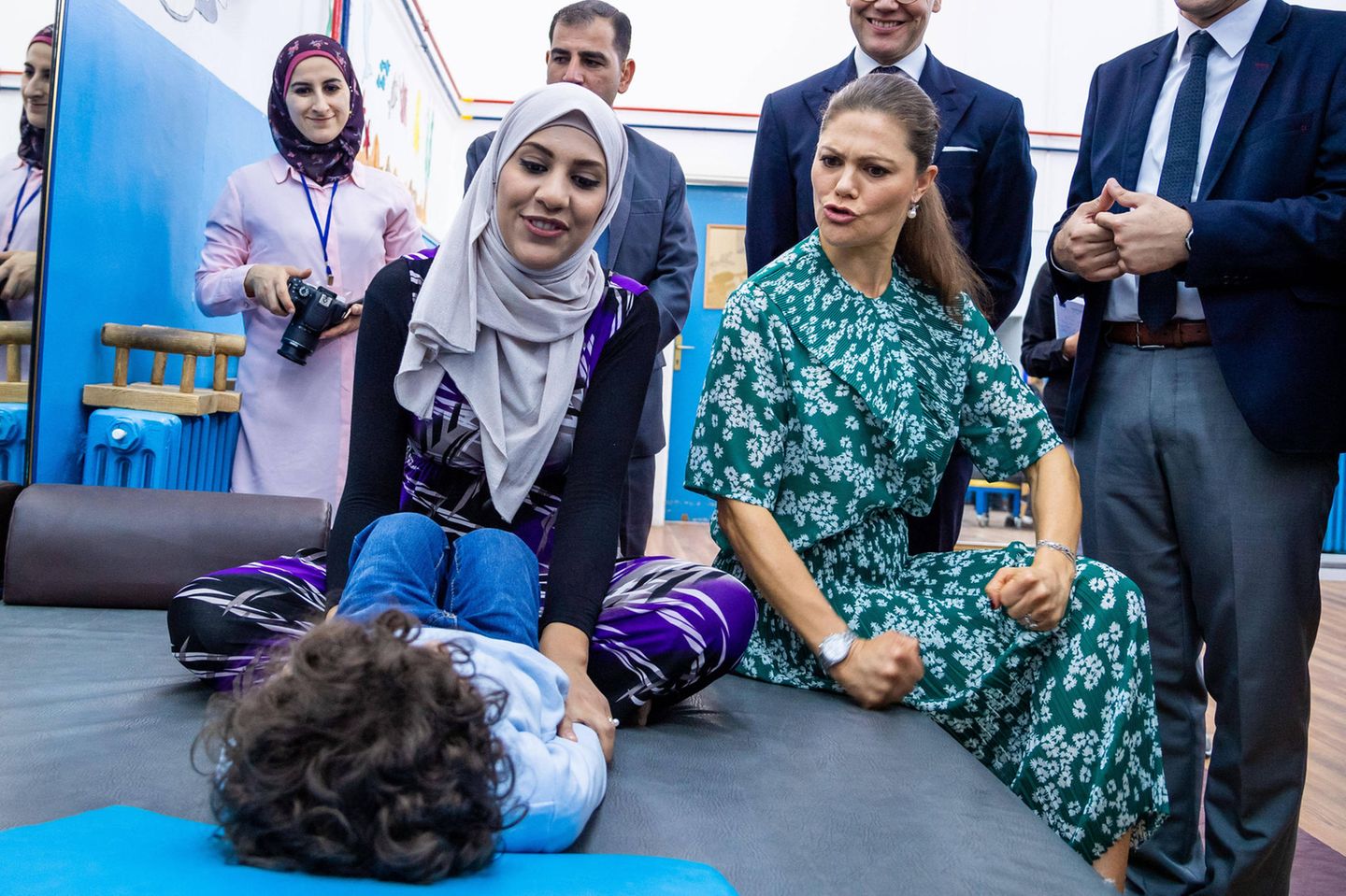 17. Oktober 2018  Prinzessin Victoria besucht während ihrer Reise nach Jordanien eine Einrichtung für Menschen mit körperlicher Behinderung. Dabei zeigt sich die Kronprinzessin von ihrer lustigen Seite und albert mit den Kindern herum. 