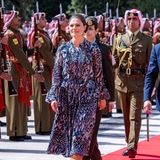 Prinzessin Victoria hingegen setzt zwar ebenfalls auf ein Kleid in Midi-Länge - ihr Modell überzeugt jedoch nicht nur mit schönen Volants, sondern auch einer aufwendigen Musterung. Welche royale Schönheit nun den besseren Look hat? Wir können uns nicht entscheiden!