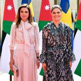 Königin vs. Prinzessin: Im Rahmen ihrer Jordanien-Reise trifft Prinzessin Victoria auf Königin Rania. Beide Damen sind für ihren guten Stil und tolle Outfits bekannt. Doch welche der royalen Schönheiten hat bei diesem Aufeinandertreffen modisch die Nase vorn?