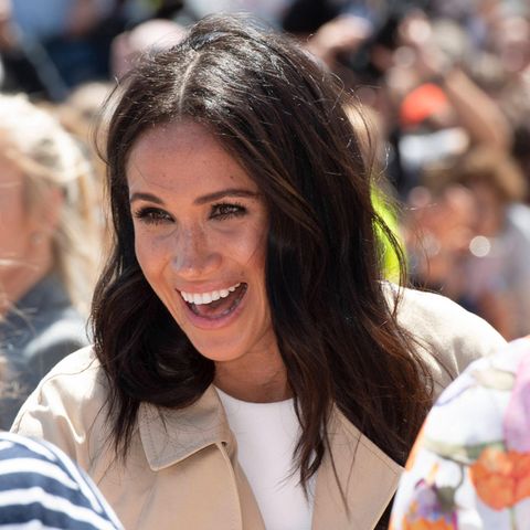 Zum Auftakt ihrer ersten großen Übersee-Reise nach Australien trägt Herzogin Meghan ihr Haar natürlich, leicht gewellt und offen. Es scheint, als habe Meghan nicht mal Haarspray in den Haaren ...