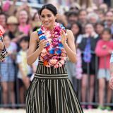Aloha Meghan! Beim Besuch des Bondi Beach zeigt sich Herzogin Meghan von einer ganz anderen Seite. Im gestreiften Kleid von Martin Grant sieht man sie erstmals in einem Maxikleid und natürlich wählt Meghan eine Luxus-Variante für 1.222 Euro. Ihr wohl schönsten Accessoire - neben der Blumenkette - ihr strahlendes Lächeln. Doch ihre Schuhwahl würde der Queen so gar nicht gefallen ... 
