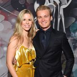Vivian Rosberg bezaubert in sonnig gelbem Samt an der Seite ihres Mannes Nico.