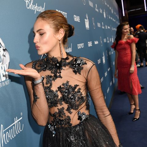 Model und Influencerin Elena Carrière schickt Küsschen an Bambi, und das in einem besonders sexy Look.