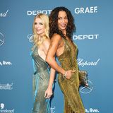 Goldener Retro-Glamour im Doppelpack: Tanja Bülter und Annabelle Mandeng