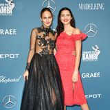 Elenas Glamour-Look in Anthrazit steht in hartem Kontrast zu Fata Hasanovics sommerlich-süßem Pünktchenkleid.