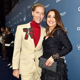 Hell trifft Dunkel: Jens Hilbert posiert mit Nina Moghaddam auf dem blauen Teppich.