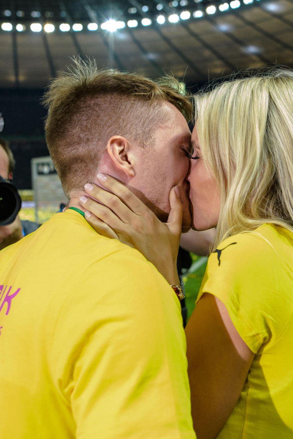 Kuss für den Sieger: Marco Reus bekommt von Scarlett Gartmann für den Sieg seines Vereins Borussia Dortmund im Pokalfinale gegen Eintracht Frankfurt am 27. Mai 2017 eine romantische Belohnung Kuss für den Sieger: Marco Reus bekommt von Scarlett Gartmann für den Sieg seines Vereins Borussia Dortmund im Pokalfinale gegen Eintracht Frankfurt am 27. Mai 2017 eine romantische Belohnung