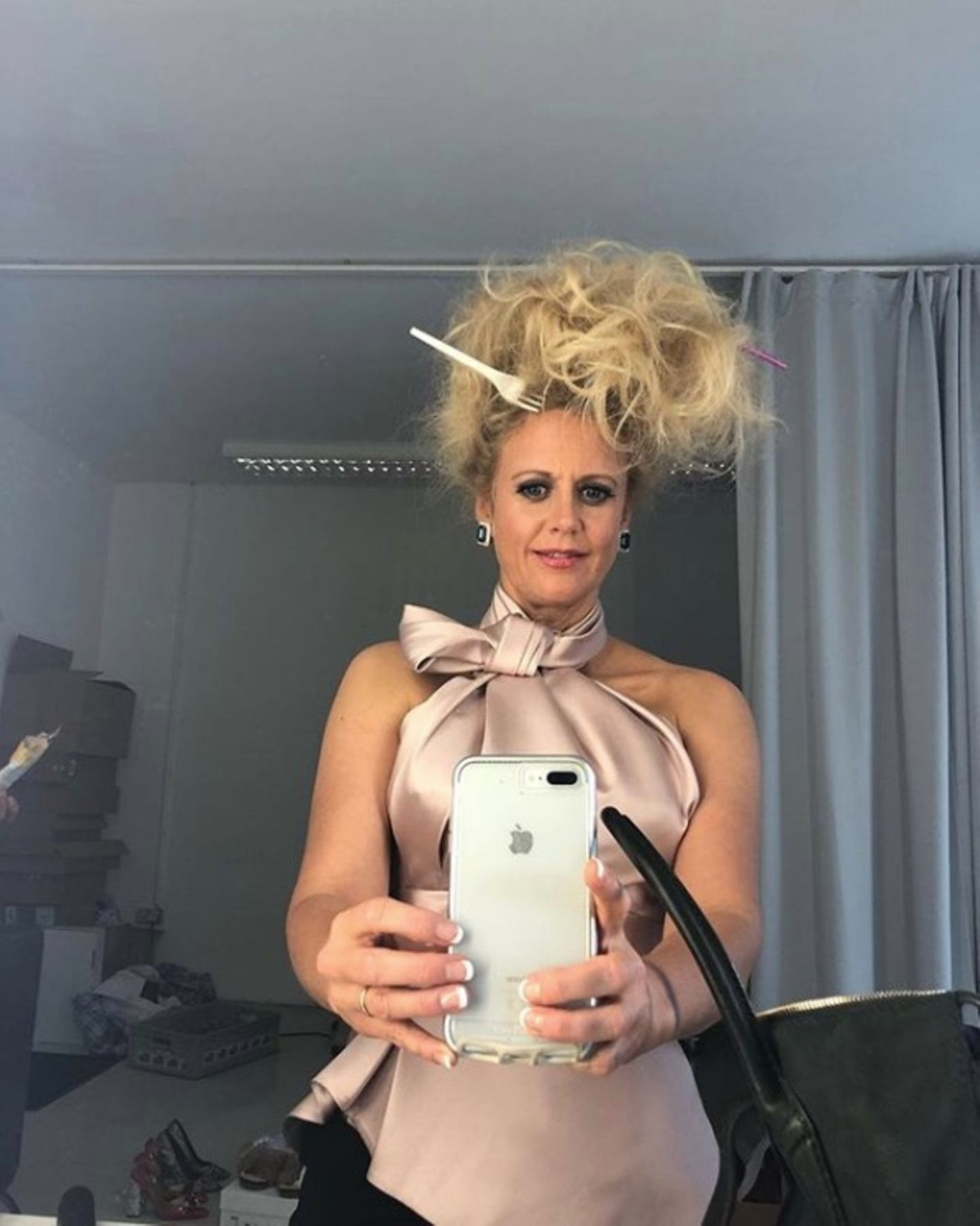 19. Oktober 2018   "Ferien! Ich hab schon mal das Camping Besteck eingepackt", postet Moderatorin Barbara Schöneberger zu ihrem Selfie mit dem gewöhnungsbedürftigen Haarschmuck.