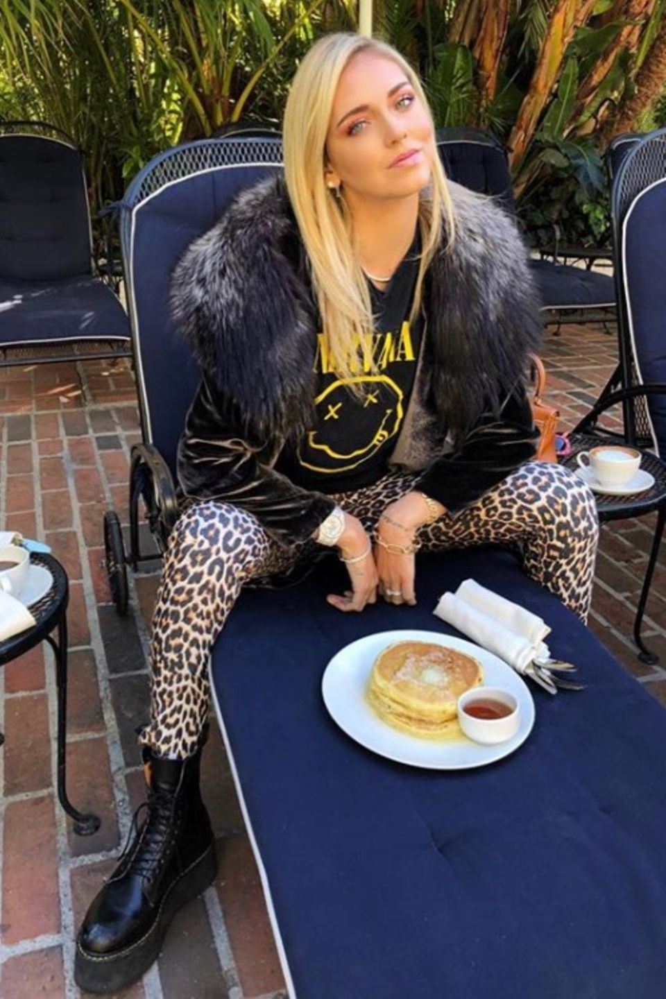 Star-Influencerin Chiara Ferragni freut sich über leckere Pancakes.