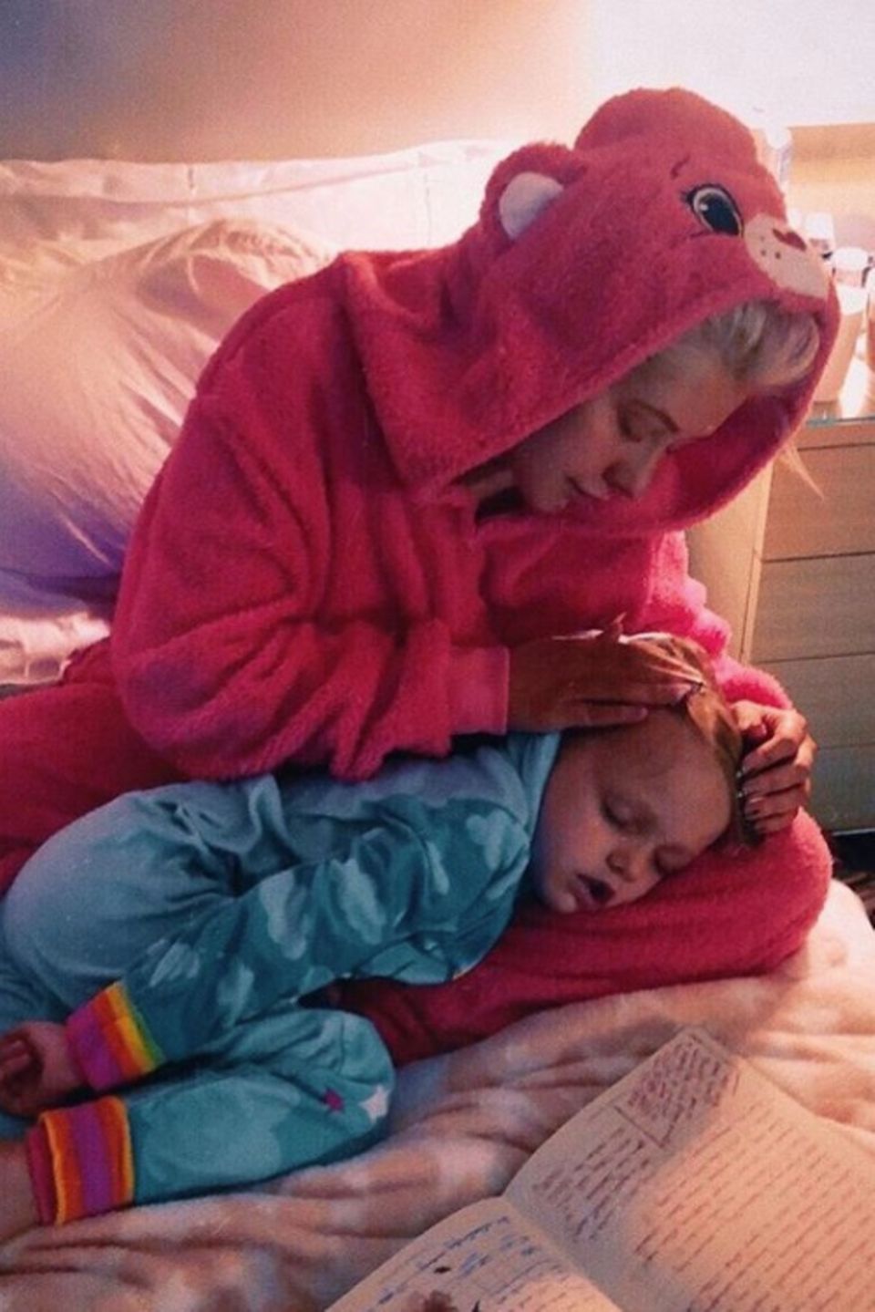 21. Oktober 2018   "Kuschelzeit in Onesies ... es gibt nichts Besseres", postet Christina Aguilera liebevoll. Auf dem niedlichen Foto streichelt der Popstar seine süße, schlafende Tochter.