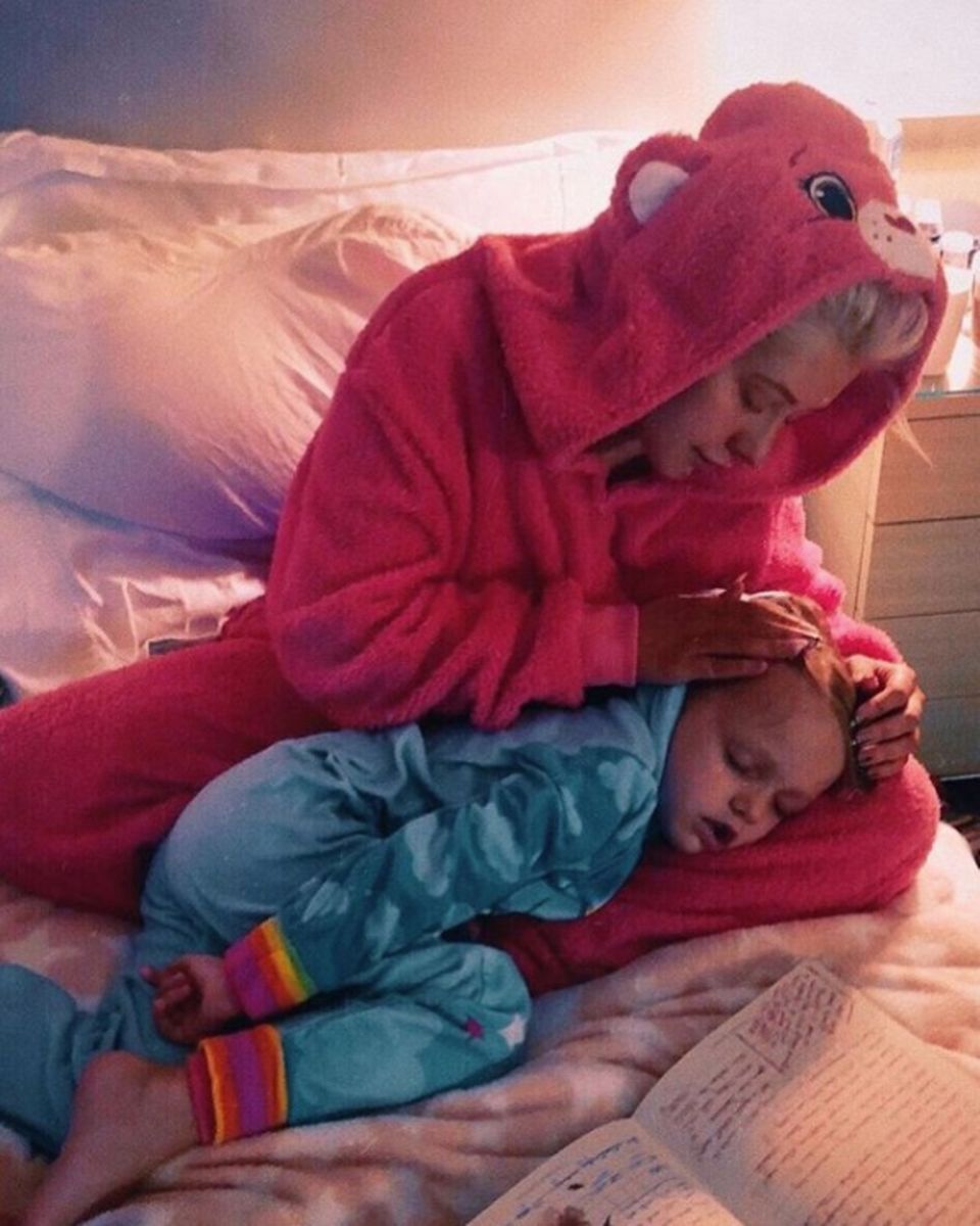 21. Oktober 2018 "Kuschelzeit in Onesies ... es gibt nichts Besseres", postet Christina Aguilera liebevoll. Auf dem niedlichen Foto streichelt der Popstar seine süße, schlafende Tochter. 21. Oktober 2018 "Kuschelzeit in Onesies ... es gibt nichts Besseres", postet Christina Aguilera liebevoll. Auf dem niedlichen Foto streichelt der Popstar seine süße, schlafende Tochter.