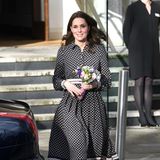 Im November 2017 beim Besuch des Foundling Museums in London erscheint die zu diesem Zeitpunkt ebenfalls schwangere Catherine in einem gepunkteten Kleid der Resort-Kollektion von Kate Spade. Im Gegensatz zu Herzogin Meghan, wählt Kate eine Variante mit längeren Ärmeln und eine Kleidlänge bis zum Knie.  