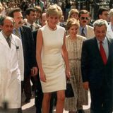 Bei ihrem Argentinien-Besuch im Jahr 1995 trägt Prinzessin Diana ebenfalls ein weißes Etui-Kleid. Es stammt aus dem Modehaus Versace und wird durch kleine Reißverschluss-Applikationen als besonderen Hingucker aufgewertet.