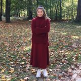 Hallo Herbst! Cathy Hummels lässt sich beim Waldspaziergang im herbstlich dunkelroten Strick-und-Sneaker-Style die frische Luft um die schöne Nase wehen.