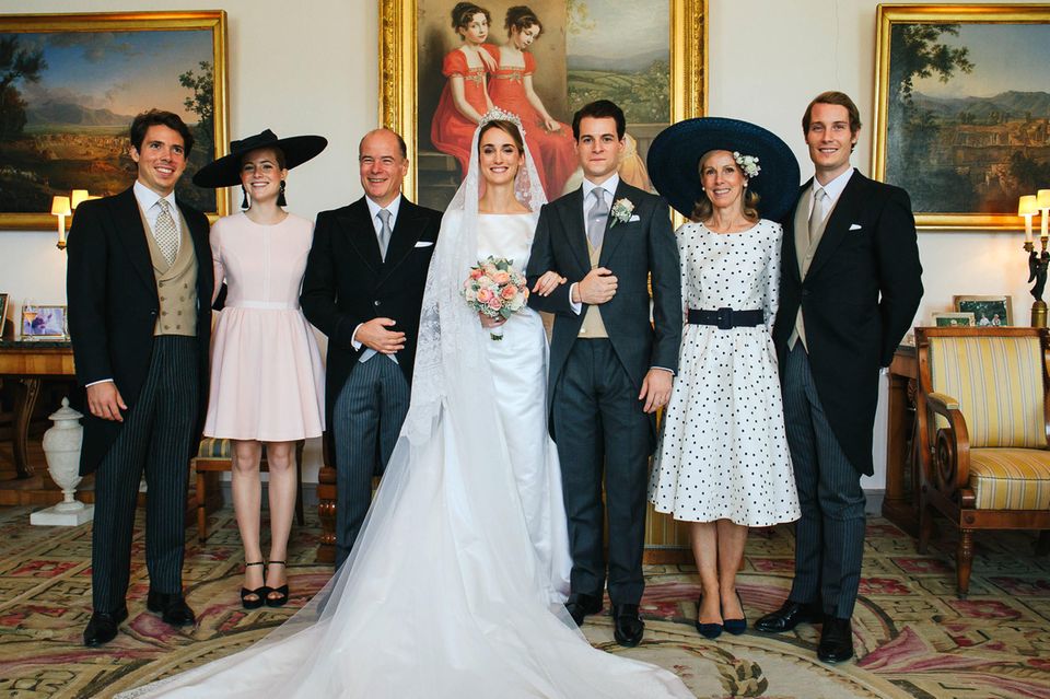Hochzeitsfoto Nummer 3 (v.l.n.r.): Graf Gaspard d'Andigne, Gräfin Marie-Astrid d'Andigne, Graf Herve d'Andi​gne, die Braut Gräfin Sophie d'Andigne, Bräutigam Graf Maximilien d'Andigne, Gräfin Marie-Adelaide d'Andign​e und Graf Alexandre d'Andigne