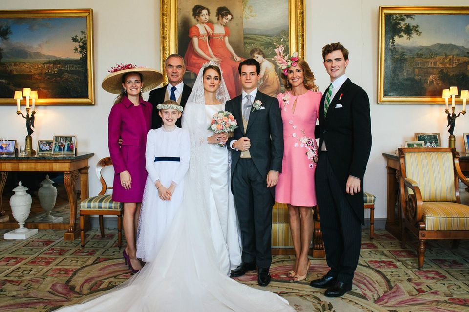 Hochzeitsfoto Nummer 4 (v.l.n.r.): Graf Gaspard d'Andigne , Gräfin Marie-Astrid d'Andigne, Graf Herve d'Andi​gne, die Braut Gräfin Sophie d'Andigne, Bräutigam Graf Maximilien d'Andigne, Gräfin Marie-Adelaide d'Andign​e und Graf Alexandre d'Andigne