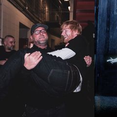 Ed Sheeran ist ja schon als Softie bekannt. Jetzt teilt der Sänger einen Schnappschuss mit seinem Bodyguard Kevin Myers, auf dem diese romantische Pose mit seinem aus dem bekannten Film "Bodyguard" nachstellt. Lustig ist es in jedem Fall. 