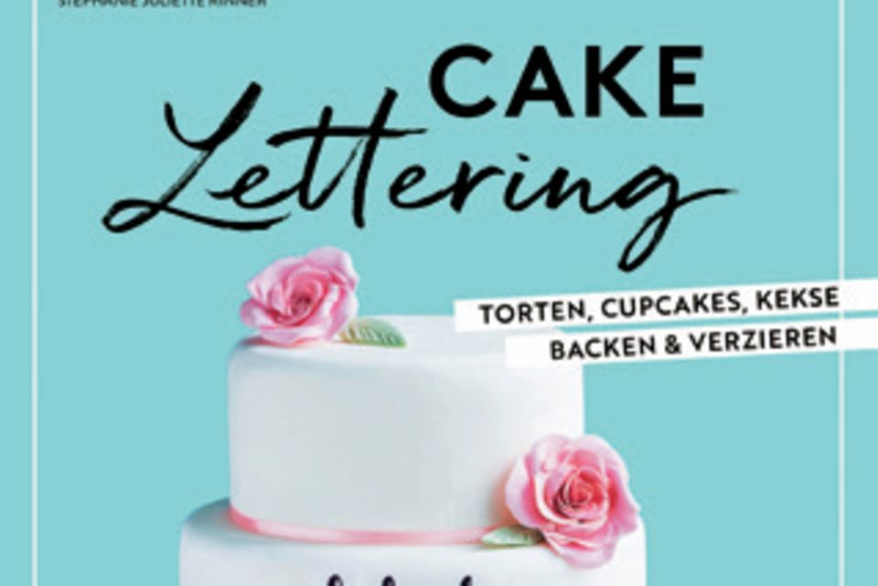 Schrecklich lecker!: Die Gründerin von meinkeksdesign.de, Stephanie Juliette Rinner, präsentiert 30 Rezepte für kunstvoll verzierte Cupcakes, Motivtorten und Kekse mit Schriftzügen für jeden Anlass – Vorlagen zum Abpausen und Schritt-für- Schritt-Anleitungen inklusive. ("Cake Lettering", EMF Verlag, 96 S., 15 Euro) Die Gründerin von meinkeksdesign.de, Stephanie Juliette Rinner, präsentiert 30 Rezepte für kunstvoll verzierte Cupcakes, Motivtorten und Kekse mit Schriftzügen für jeden Anlass – Vorlagen zum Abpausen und Schritt-für- Schritt-Anleitungen inklusive. ("Cake Lettering", EMF Verlag, 96 S., 15 Euro)