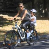30. September 2018  Michelle Hunziker nutzt das schöne Wetter in Mailand aus und macht mit den Kids eine Radtour. 