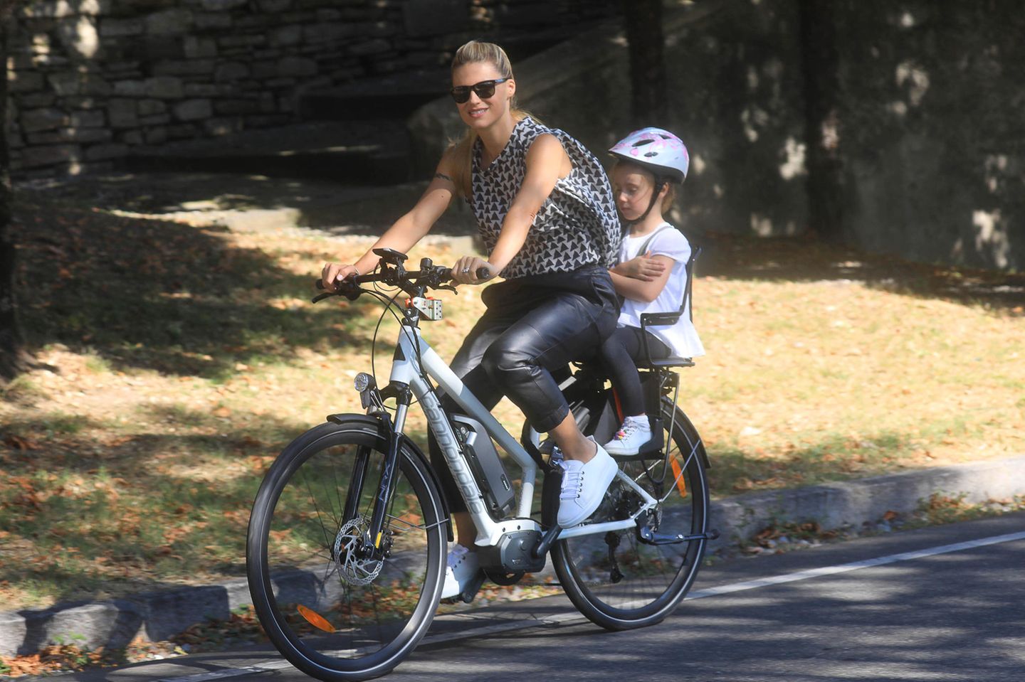 30. September 2018  Michelle Hunziker nutzt das schöne Wetter in Mailand aus und macht mit den Kids eine Radtour. 