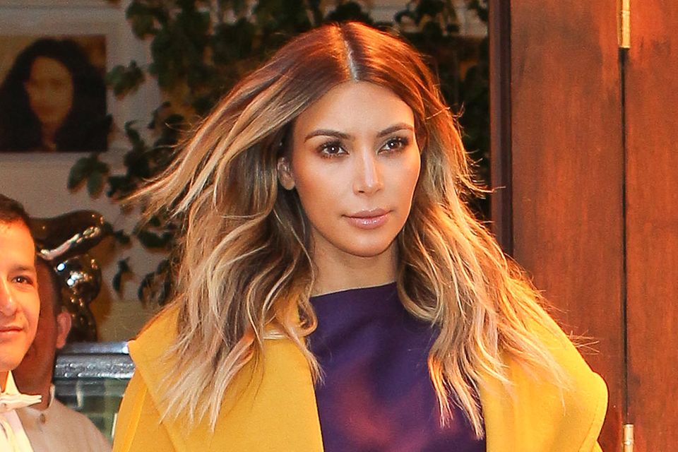 So tragen Sie die Trendfarbe Gelb: Kim Kardashian in einem kuscheligen, senfgelben Wollmantel. Kim Kardashian in einem kuscheligen, senfgelben Wollmantel.