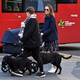 Etwa zwei Wochen nach der Geburt ihres kleinen Sohnes spaziert Pippa Middleton samt Baby putzmunter durch die Straßen des Londoner Stadtteils Chelsea. Dabei lichten sie Paparazzi gewohnt schick ab: Pippa trägt ein Shirt-Dress von Kate Spade mit herbstlichem Fuchs-Print für rund 320 Euro.