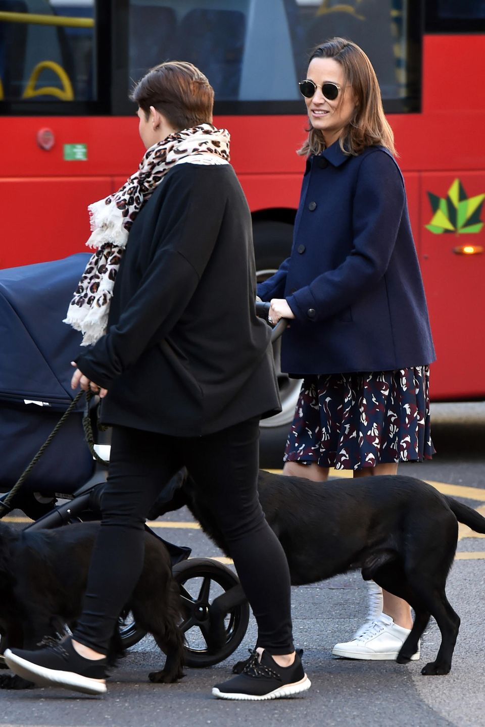 Etwa zwei Wochen nach der Geburt ihres kleinen Sohnes spaziert Pippa Middleton samt Baby putzmunter durch die Straßen des Londoner Stadtteils Chelsea. Dabei lichten sie Paparazzi gewohnt schick ab: Pippa trägt ein Shirt-Dress von Kate Spade mit herbstlichem Fuchs-Print für rund 320 Euro. Etwa zwei Wochen nach der Geburt ihres kleinen Sohnes spaziert Pippa Middleton samt Baby putzmunter durch die Straßen des Londoner Stadtteils Chelsea. Dabei lichten sie Paparazzi gewohnt schick ab: Pippa trägt ein Shirt-Dress von Kate Spade mit herbstlichem Fuchs-Print für rund 320 Euro.