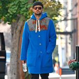Im New Yorker Stadtteil Tribeca erwischen Paparazzi Justin Timberlake. Für seinen Herbst-Spaziergang hat sich der Sänger extra warm eingepackt und hüllt sich in einen blauen Wollmantel des Schweden-Labels "Acne". Für rund 750 Euro ist das wärmende Kleidungsstück sogar noch zu haben! Um den hippen Street-Style komplett zu machen, kombiniert Justin außerdem eine flaschengrüne Wollmütze und eine dunkle Sonnenbrille zu seinem blauen Mantel. Aufmerksamkeit ist dem Mann von Jessica Biel mit diesem Look garantiert!