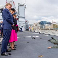 Tag 2   Mitten auf der Themse: Auf dem britischen Kriegsschiff HMS Belfast werden Willem-Alexander und Máxima Zeuge einer militärischen Demonstration der Royal Marine​s und der Royal Netherlands Marine Corps.