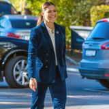 Ton in Ton: Prinzessin Victoria hat sich für das Generation Pep Forum 2018 richtig schick gemacht und entscheidet sich für einen Anzug in royalem Blau. Auch ihre Pumps greifen den Farbton auf und tragen sie elegant durch Stockholm.