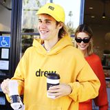 24. Oktober 2018  Bei ihrem Spaziergang durch Studio City legen Justin Bieber und Hailey Baldwin bei schönstem Herbstwetter in einem Café einen Zwischenstopp ein. 