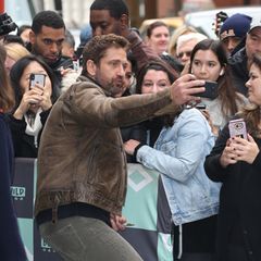 1-2-3- Knips! Bei seiner Ankunft bei einer TV-Show in New York wird der Schauspieler Gerard Butler von vielen Fans erwartet. Zeit für ein Selfie denkt sich der Brite. 